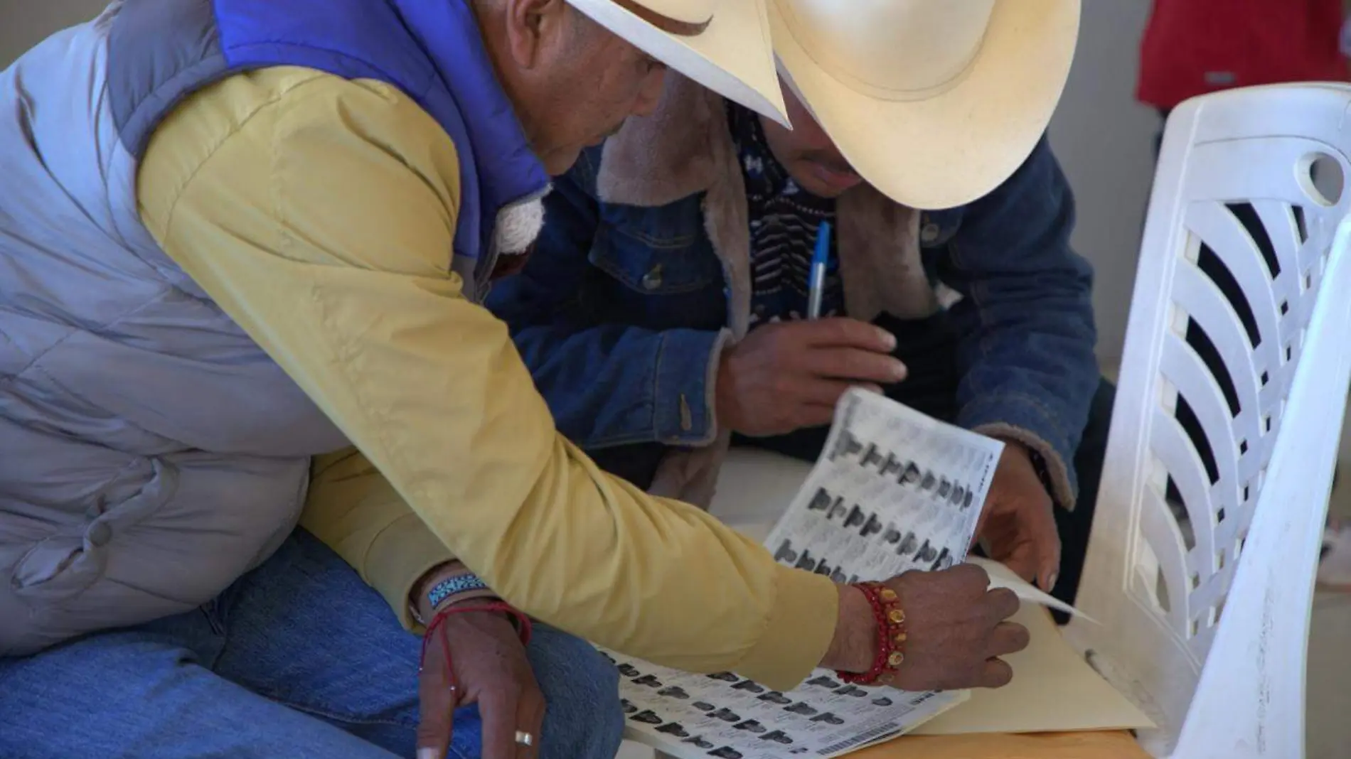 Urna electoral votando en Ocampo